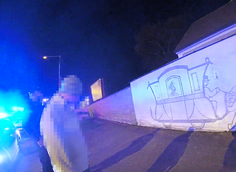 muz-maloval-drnem-v-ceskych-budejovicich-na-dum