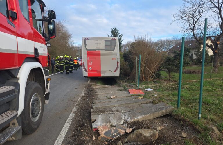 nehoda-autobusu-v-bukovanech