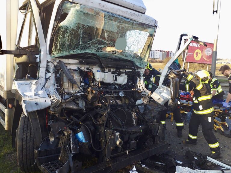 nehoda-dvou-nakladnich-aut-kbelska-ulice-praha