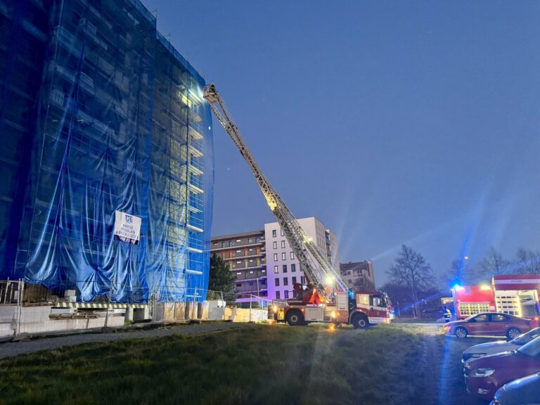 pozar-strechy-radnice-v-hornich-mecholupech