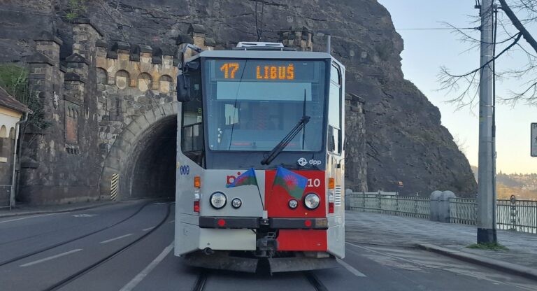 prazske-tramvaje-vyjely-s-romskymi-vlajkami