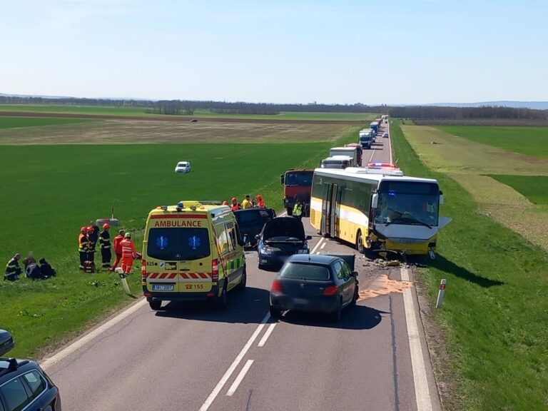 nehoda-autobusu-a-tri-vozidel-na-znojemsku