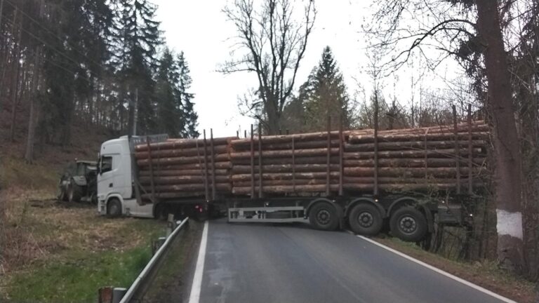 opili-ridic-zablokoval-s-kamionem-silnici