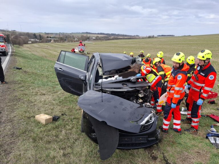celni-stret-osobniho-auta-s-autobusem-u-horni-lodenice
