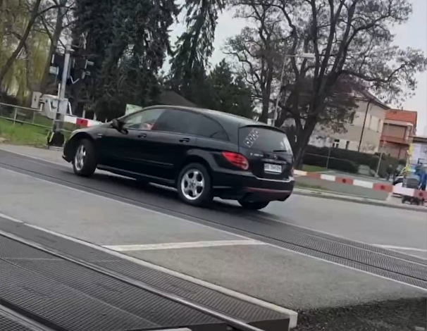 riskantni-manevr-na-prejezdu-v-podebradech.mp4