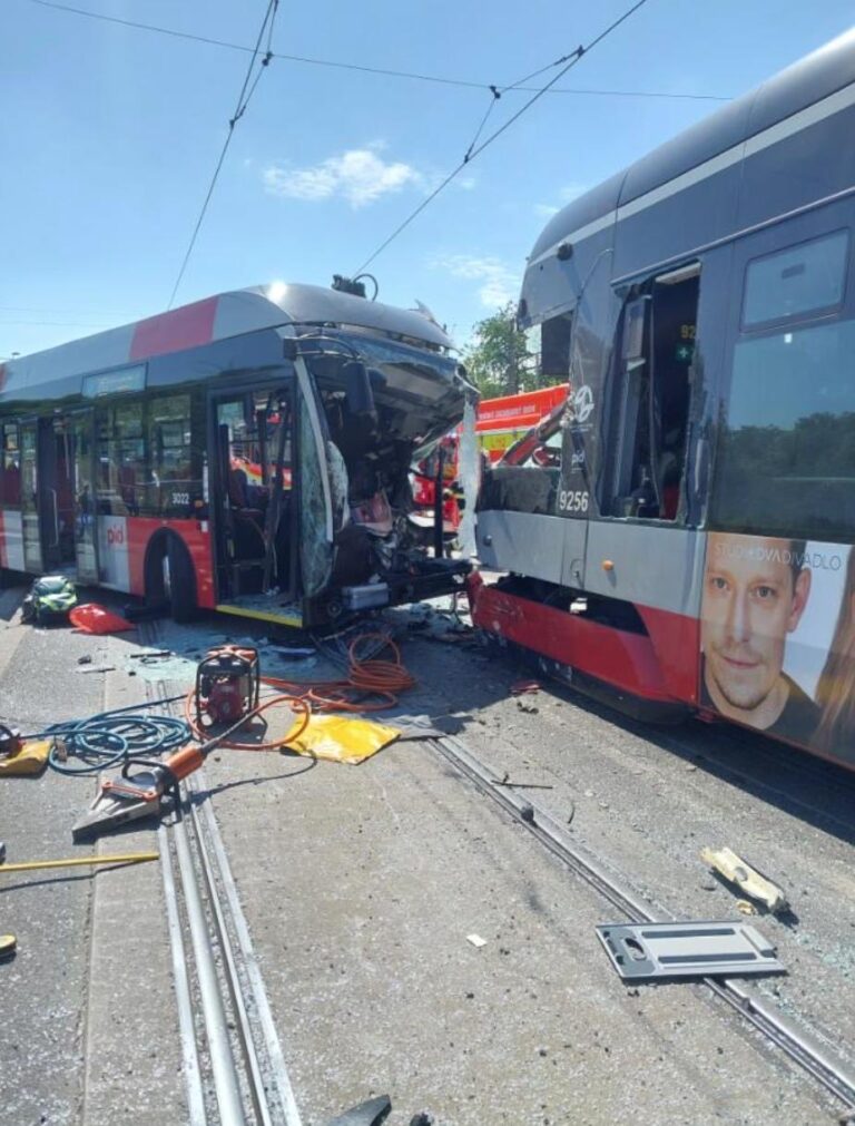 nehoda-autobus-tramvaj-praha