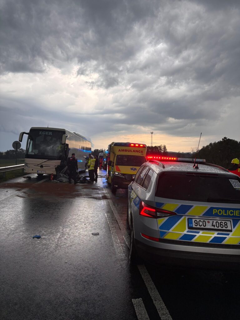 u-borsova-nad-vltavou-se-srazil-autobus-s-autem
