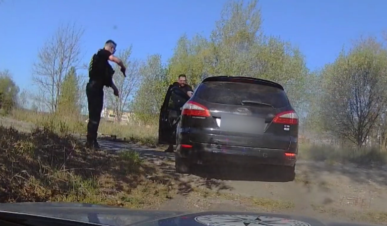 policista-v-posledni-chvili-zastavil-couvajici-auto