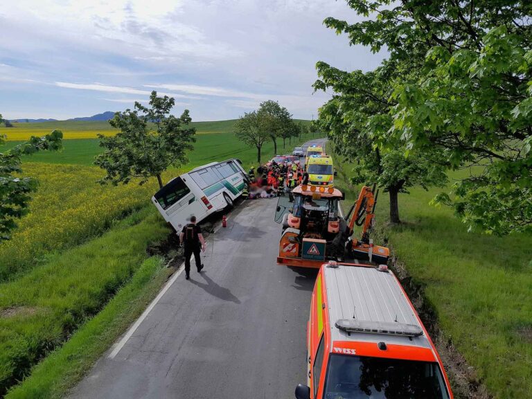 u-oseku-na_okycansku_havaroval-autobus-s-dětmi-1