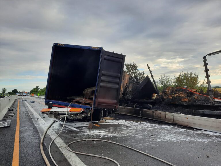tragicky-stret-dvou-nakladnich-vozu-uzavrel-dalnici-d2