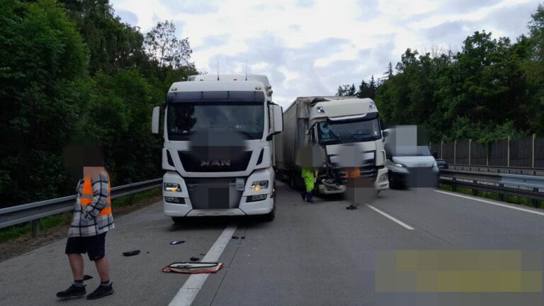 na-dalnici-d1-se-srazili-ctyri-kamiony