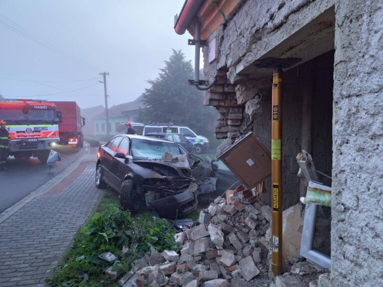 auto-narazilo-do-domu-v-zatcanech