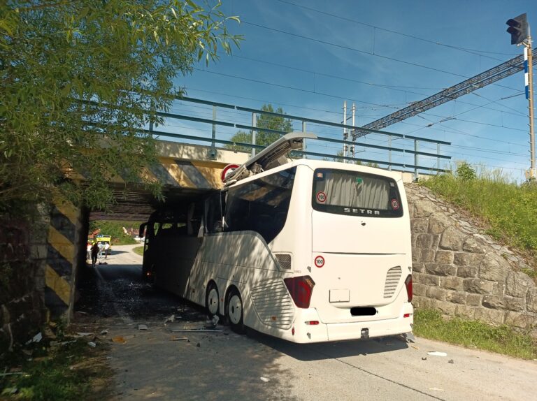 v-rybniku-uvizl-zajezdovy-autobus-pod-viaduktem
