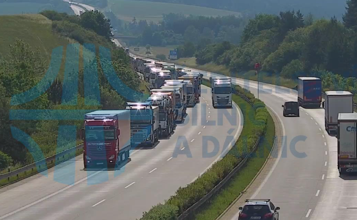 havarovany-kamion-uzavrel-dalnici-d5