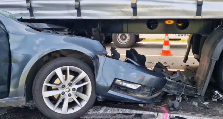 na-dalnici-d2-narazilo-auto-do-kamionu