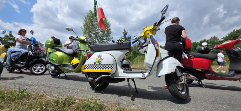 spanila_jizda_skutru_vespa