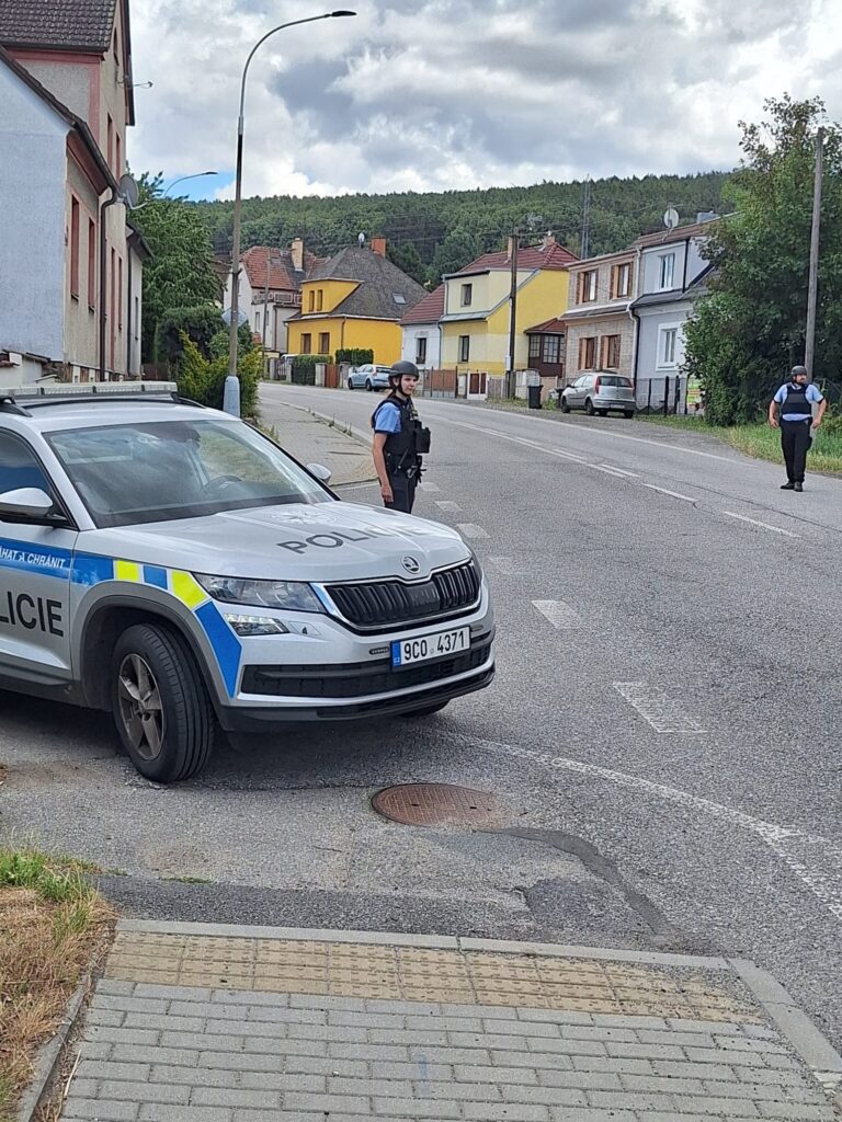 policie-ve-strakonicich-zadrzela-zenu