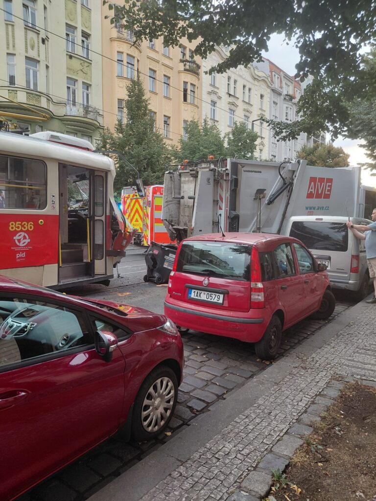 stret-tramvaje-s-popelarskym-vozem-ve-vrsovicich-omezil-ranni-provoz