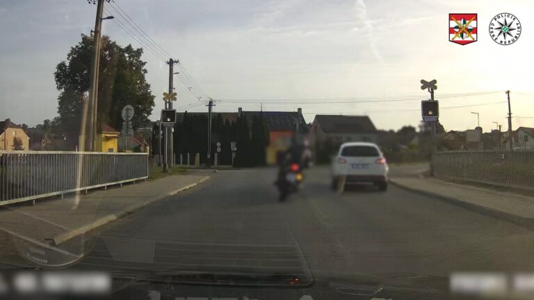 02-ujizdel-policistum-prisel-o-motorku