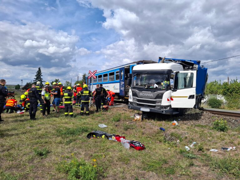 v-prostejove-se-srazil-vlak-s-popelarskym-vozem